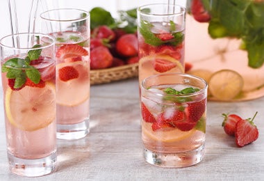 Cócteles sin alcohol de fresa y hierbabuena Cócteles sin alcohol de fresa y hierbabuena