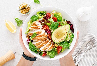 Pechuga de pollo con ensalada. Pechuga de pollo con ensalada.