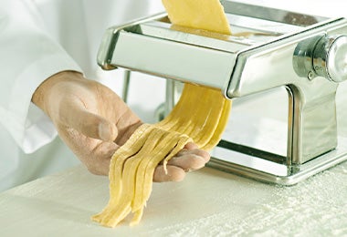 Máquina para hacer pasta fresca para crear recetas con tallarines Máquina para hacer pasta fresca para crear recetas con tallarines