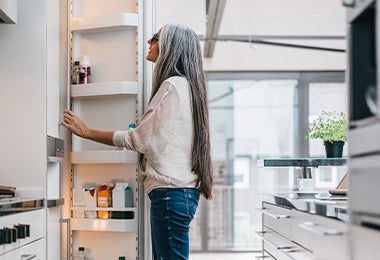 Mujer abriendo puerta de heladera, quitar mal olor de la heladera Mujer abriendo puerta de heladera, quitar mal olor de la heladera