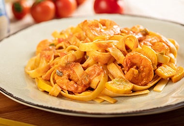 Receta con tallarines con salsa de tomate y camarones Receta con tallarines con salsa de tomate y camarones
