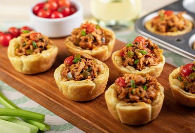 Canastas de hojaldre rellenas con atún en lata. Canastas de hojaldre rellenas con atún en lata.