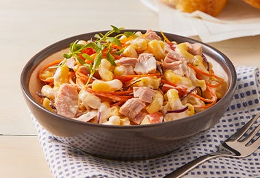 El uso de verduras y pasta es muy común en las recetas con atún en lata. Ensalada con atún en lata, pasta y verduras.