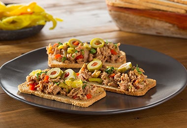 Las tostadas con atún en lata son una receta fácil y rápida de preparar. Las tostadas con atún en lata son una receta fácil y rápida de preparar.