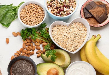 Recipientes con semillas, frutas y granos porciones de alimentos Recipientes con semillas, frutas y granos porciones de alimentos