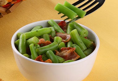 Tazón con receta de chauchas cortadas con tocino Tazón con receta de chauchas cortadas con tocino