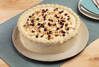 Torta de cumpleaños decorada crema y frutos secos Torta de cumpleaños decorada crema y frutos secos