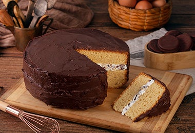 Mesa con torta de cumpleaños de vainilla con cobertura de chocolate Mesa con torta de cumpleaños de vainilla con cobertura de chocolate