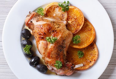 Plato con proteína y rodajas de naranja alimentación balanceada Plato con proteína y rodajas de naranja alimentación balanceada