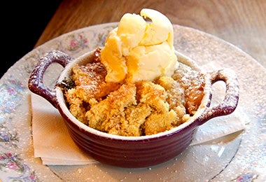 Postres con manzana crumble con helado Postres con manzana crumble con helado