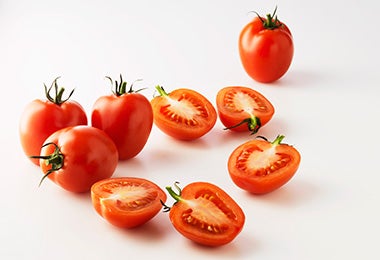 La salsa pomodoro se puede hacer con distintos tipos de tomate. Grupo de tomates, algunos cortados por la mitad, para usar en una salsa pomodoro.