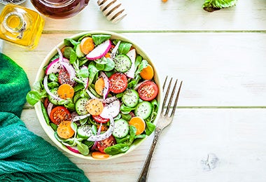 Ensalada con rodajas de tomate, zanahoria y pepino, un tipo de corte muy común. Ensalada con rodajas de tomate, zanahoria y pepino, un tipo de corte muy común.