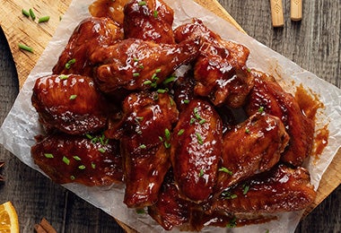 Alitas de pollo bañadas en salsa picante comida típica de Estados Unidos Alitas de pollo bañadas en salsa picante comida típica de Estados Unidos