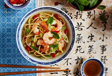 La combinación de fideos y alimentos de mar es un clásico en la comida típica de China. Plato con fideos y camarones, comida típica de China.