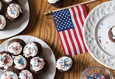 Cupcakes con colores y bandera comida típica de Estados Unidos Cupcakes con colores y bandera comida típica de Estados Unidos