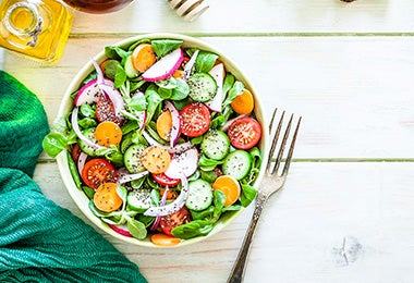 Las ensaladas navideñas tienen combinaciones de frutas y verduras. Ensalada navideña con verduras de distintos colores.