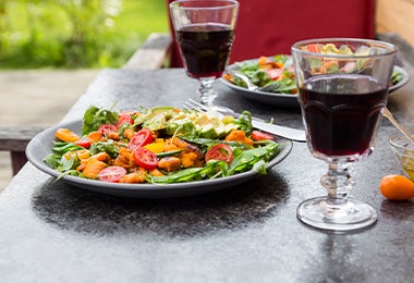 La mejor ensalada navideña es fresca, ligera y colorida. Una ensalada navideña fresca, con tomates cherry y zanahoria, entre otros ingredientes.
