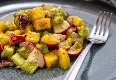 Las frutas también pueden ser parte de una ensalada navideña. a ensalada navideña puede tener frutas y verduras.