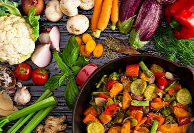 Podemos usar cualquier verdura para preparar una ensalada navideña. Verduras de muchos colores para una ensalada navideña.