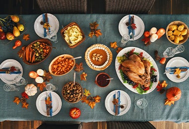 Mesa diferentes platos de comida típica de Estados Unidos Mesa diferentes platos de comida típica de Estados Unidos