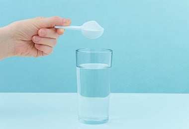 Agregar bicarbonato de sodio para cocinar en vaso con agua Agregar bicarbonato de sodio para cocinar en vaso con agua