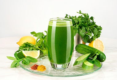 Batido verde con ingredientes que son colorantes comestibles Batido verde con ingredientes que son colorantes comestibles