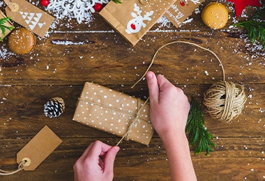 Una persona envolviendo un regalo de Navidad. Una persona envolviendo un regalo de Navidad.
