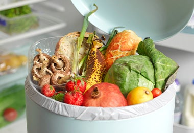 Caneca con desechos de cocina para hacer composta Caneca con desechos de cocina para hacer composta