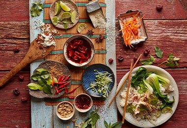 En la comida de Vietnam se usan muchos ingredientes frescos. Ingredientes y condimentos frescos de la comida de Vietnam.