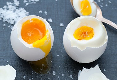 El huevo hervido es un desayuno muy común. Dos huevos hervidos, uno con la yema líquida y el otro con la yema dura.