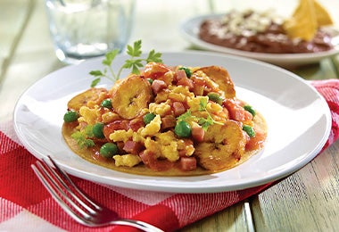 Los huevos motuleños son un desayuno tradicional mexicano. Unos huevos motuleños, un desayuno típico de México.