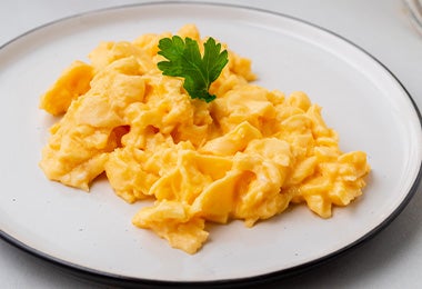 Los huevos revueltos se preparan al desayuno en varios países. Huevos revueltos para desayunar.