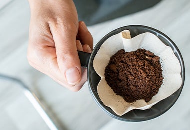 Filtro de papel y residuo de café elementos para hacer composta Filtro de papel y residuo de café elementos para hacer composta