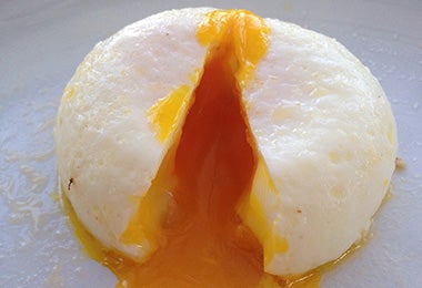 Los huevos poché se preparan en agua. Un huevo escalfado con la yema semilíquida.