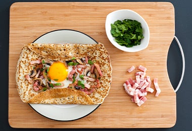 Una ventaja de las formas de hacer huevos es que se pueden combinar con distintos ingredientes. Huevo frito en una crepe con jamón.