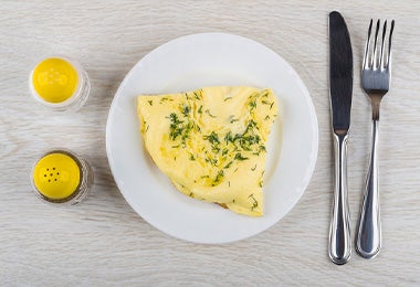 El omelette es una forma de hacer huevos que permite añadir distintos ingredientes. Un omelette con sal y pimienta, una forma de hacer huevos.