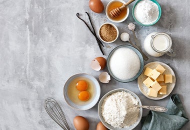 Huevo, manteca, harinas y bicarbonato de sodio para cocinar Huevo, manteca, harinas y bicarbonato de sodio para cocinar
