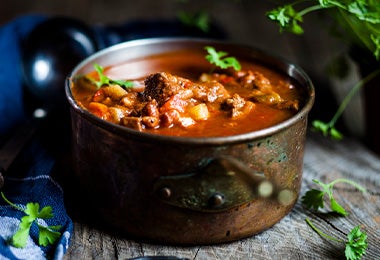 Licuadora de inmersión para batir ingredientes en olla grande con sopa Licuadora de inmersión para batir ingredientes en olla grande con sopa