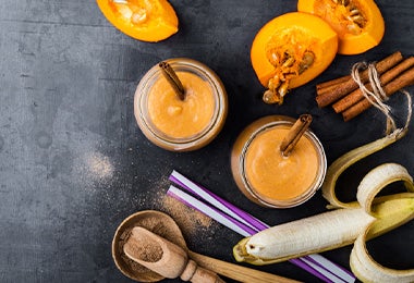 Licuadora de inmersión para batir smoothie de zapallo y banana Licuadora de inmersión para batir smoothie de zapallo y banana