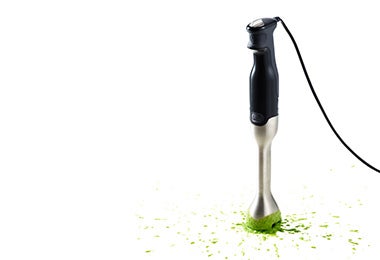 Licuadora de inmersión con salsa verde Licuadora de inmersión con salsa verde