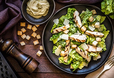 Las ensaladas combinan de maravilla con los crotones. Ensalada con pollo y crotones hechos con pan duro.