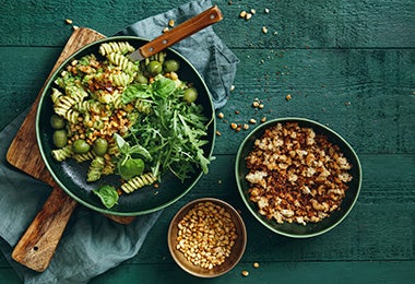 Las migas de pan son muy ricas en una ensalada. Ensalada con pasta, aceitunas y migas de pan.