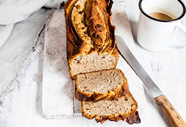 El pan duro puede ablandarse usando algunos métodos. Pan cortado en rebanadas.