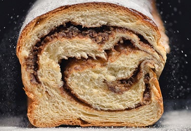 Pastel con azúcar pulverizada agregada con colador Pastel con azúcar pulverizada agregada con colador