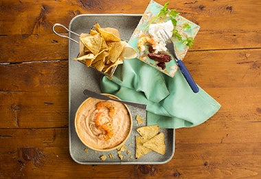 Se puede hacer un paté con camarones. Paté de camarones con totopos.