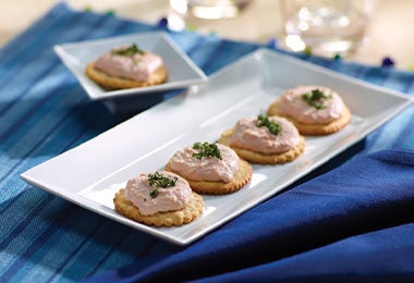 El paté se puede servir en galletas. Paté servido en galletas.