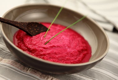 Plato con puré de remolacha colorantes comestibles Plato con puré de remolacha colorantes comestibles