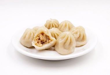 Plato con dumplings rellenos de carne picada Plato con dumplings rellenos de carne picada