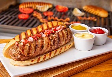 Receta hot dog a la parrilla con salsas mayonesa, mostaza y kétchup Receta hot dog a la parrilla con salsas mayonesa, mostaza y kétchup