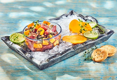 Algunos ceviches tienen frutas, por ejemplo, recetas con mango. Ceviche de atún con mango, una receta fabulosa para mezclar sabores.